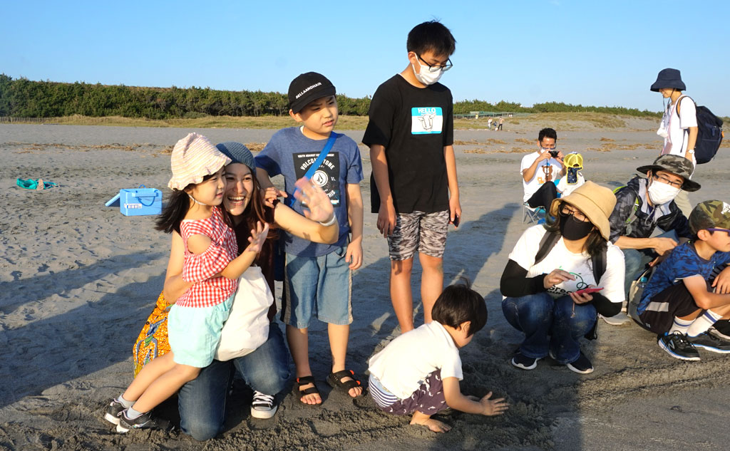 子ガメに手を振って見送れるイベント子ガメ観察会