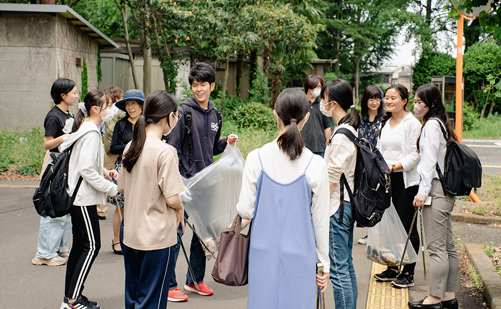 ごみ拾いイベントに集まった学生