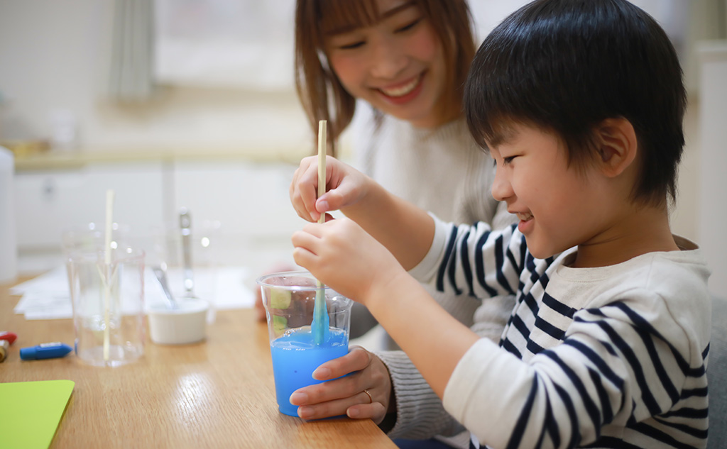 自由研究に取り組む親子"