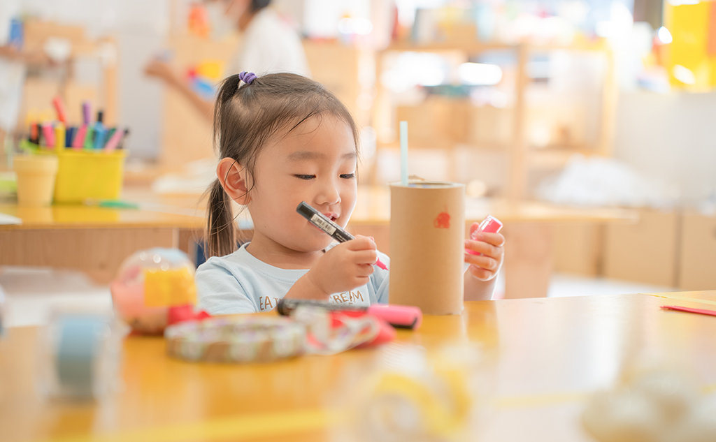 「チョキペタス」紙管の端材で工作している様子