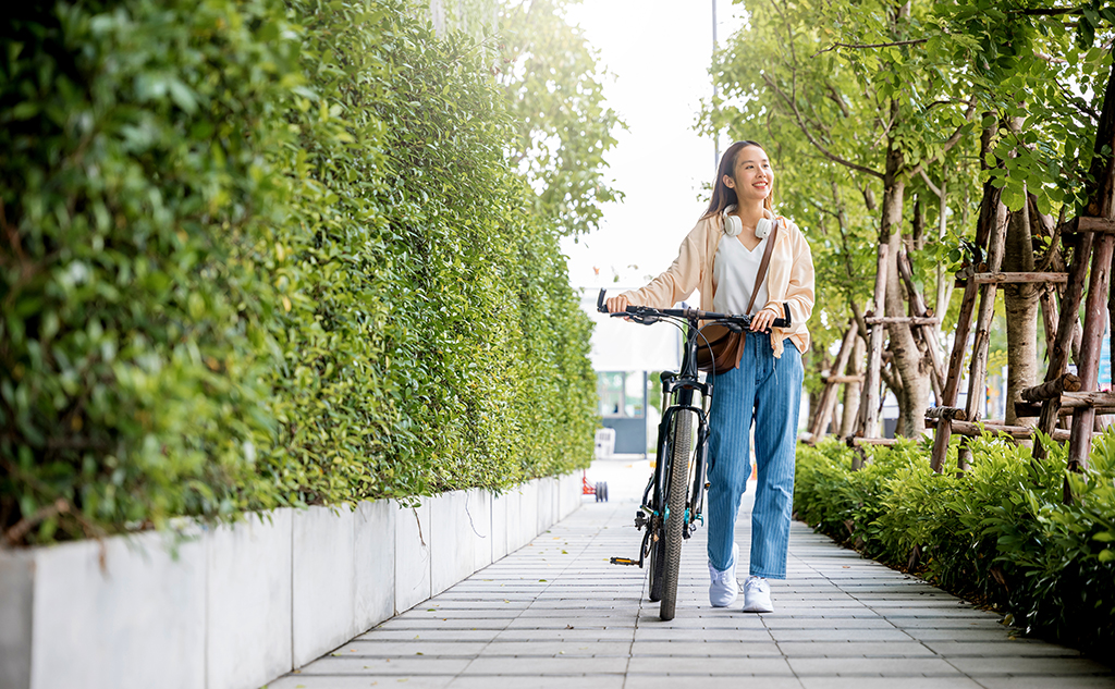 自転車を利用する若い女性