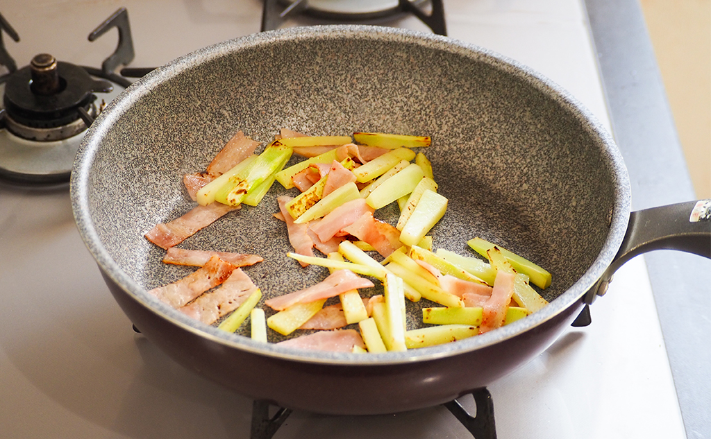 野菜くずを使ったお弁当レシピ_ブロッコリーの茎とベーコンの炒め物