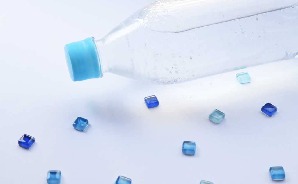 ペットボトルとマイクロプラスチック