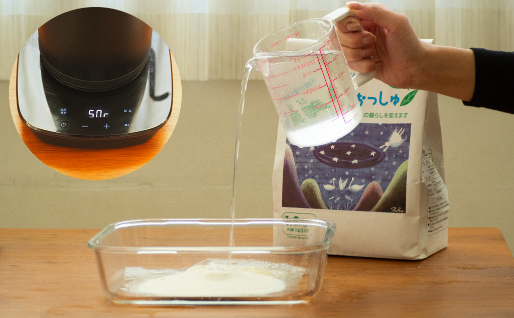 プリン状石けんの作り方1_60度のお湯を入れる