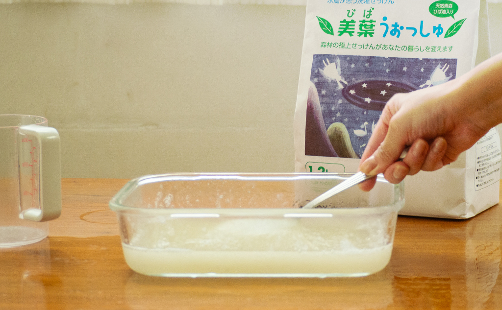 プリン状石けんの作り方2_よくかき混ぜる