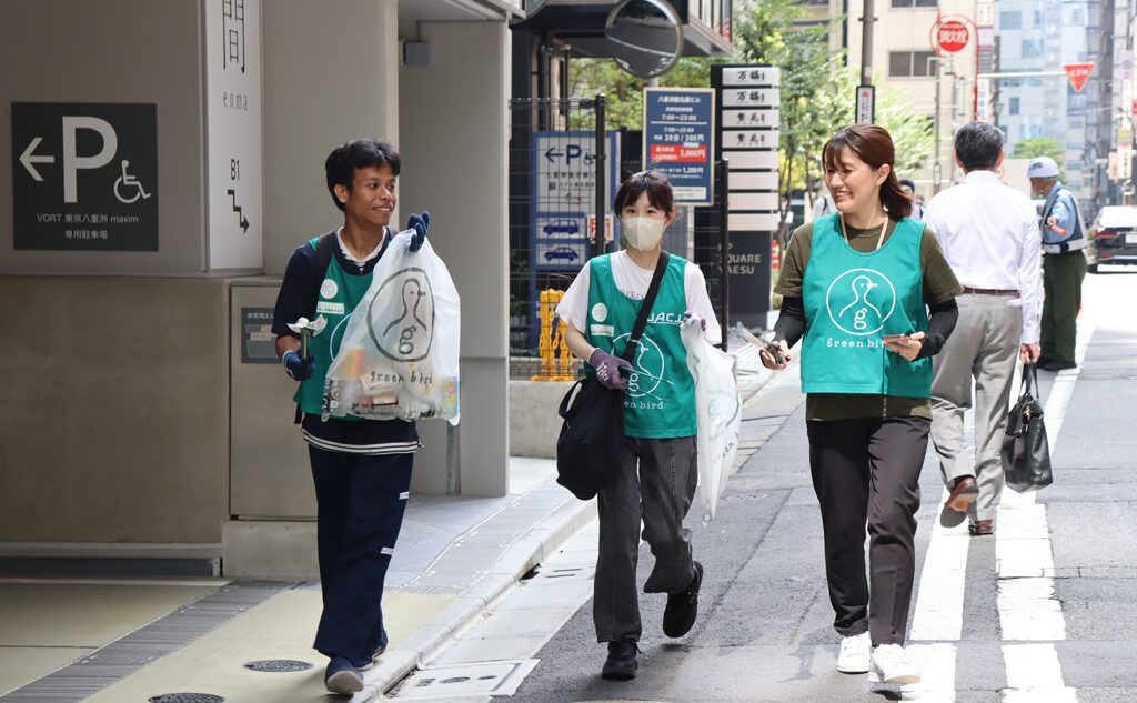 会話を楽しみながらグリーンバード日本橋チームの活動に参加する方