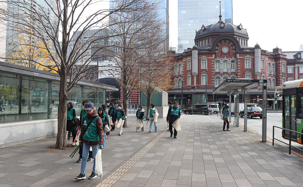 東京駅で活動するグリーンバード日本橋チーム
