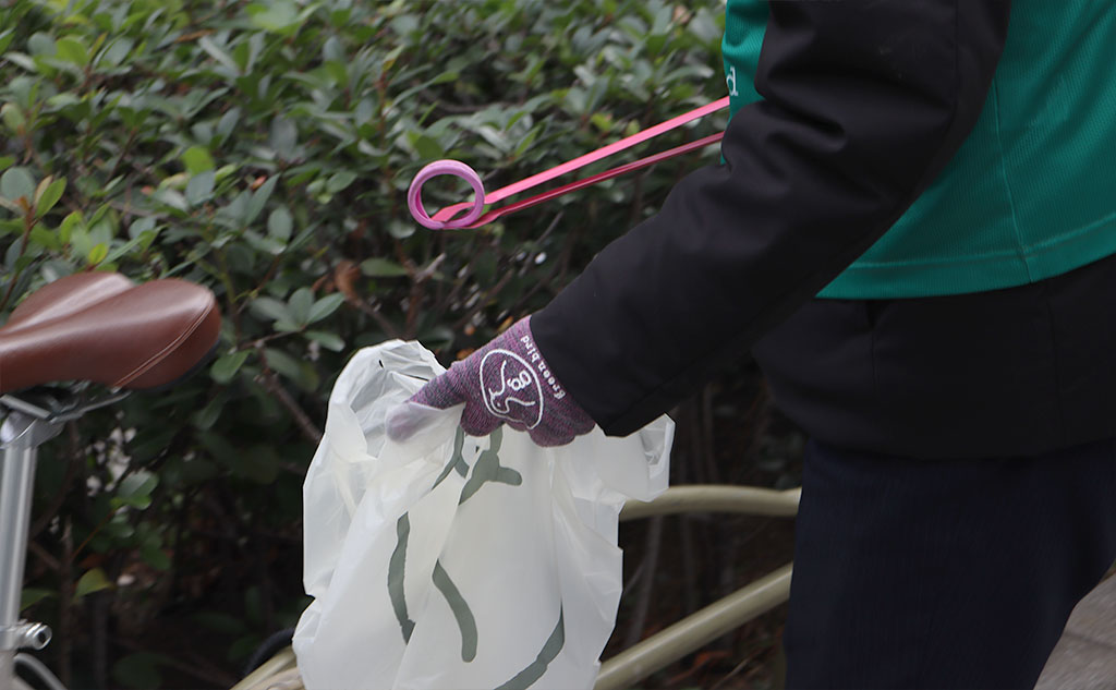 ゴミを拾う様子｜グリーンバード日本橋チーム