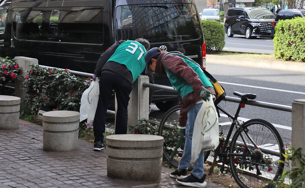 ゴミを探す様子｜グリーンバード日本橋チーム