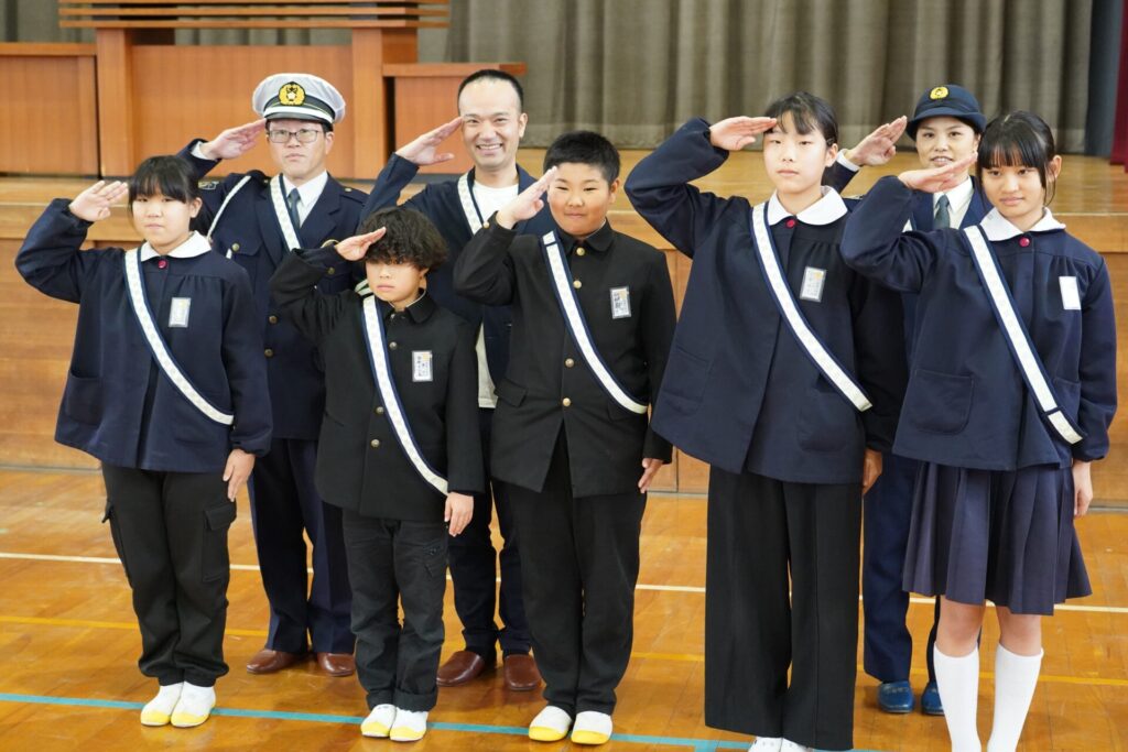 創業100年の官公庁制服メーカーが挑む『＃守るを繋ぐ』新プロジェクト｜警察官制服の端切れを「夜光タスキ」へアップサイクル