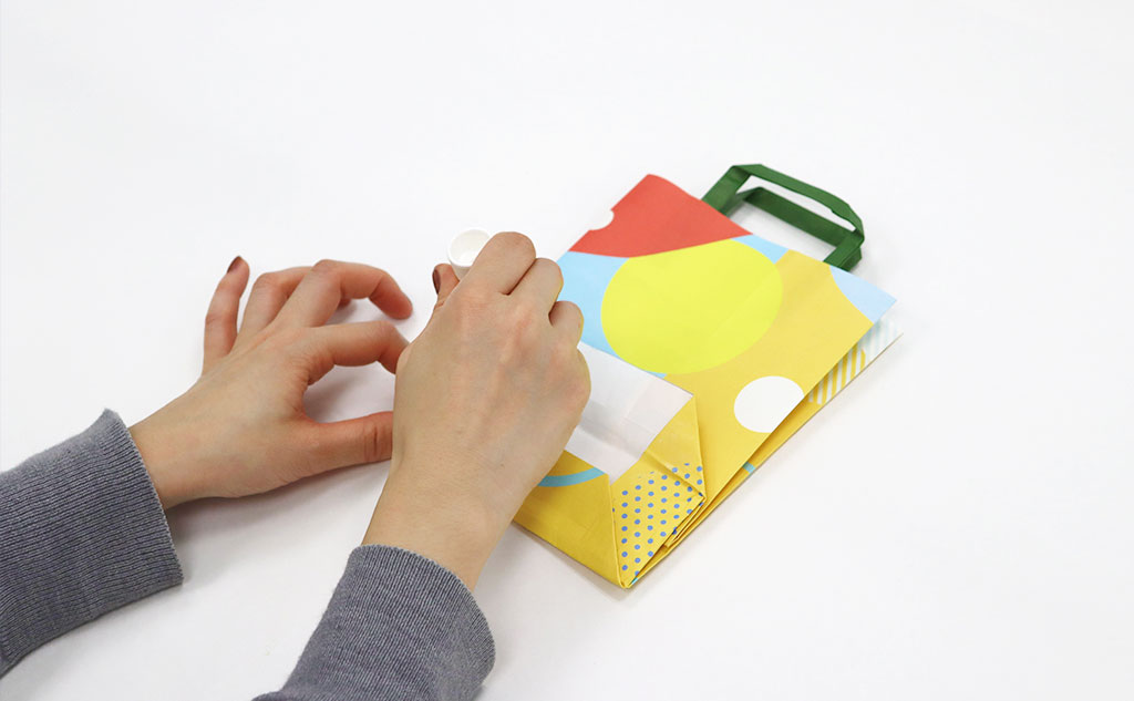 ミニ紙袋の底面を貼る｜紙袋リメイク