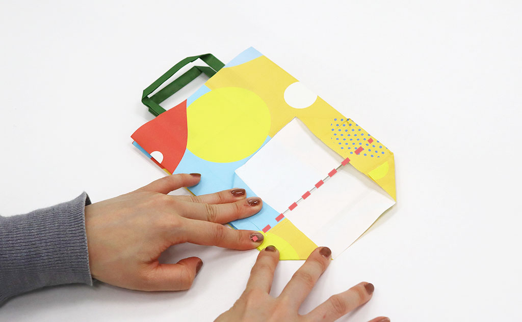 ミニ紙袋の底面を折る｜紙袋リメイク