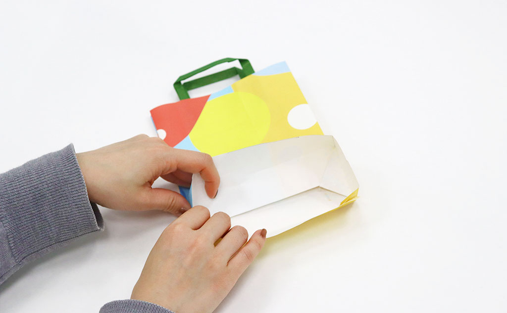 ミニ紙袋の底面を折る｜紙袋リメイク