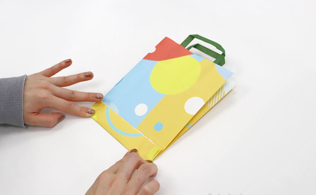 ミニ紙袋の底面を折る｜紙袋リメイク