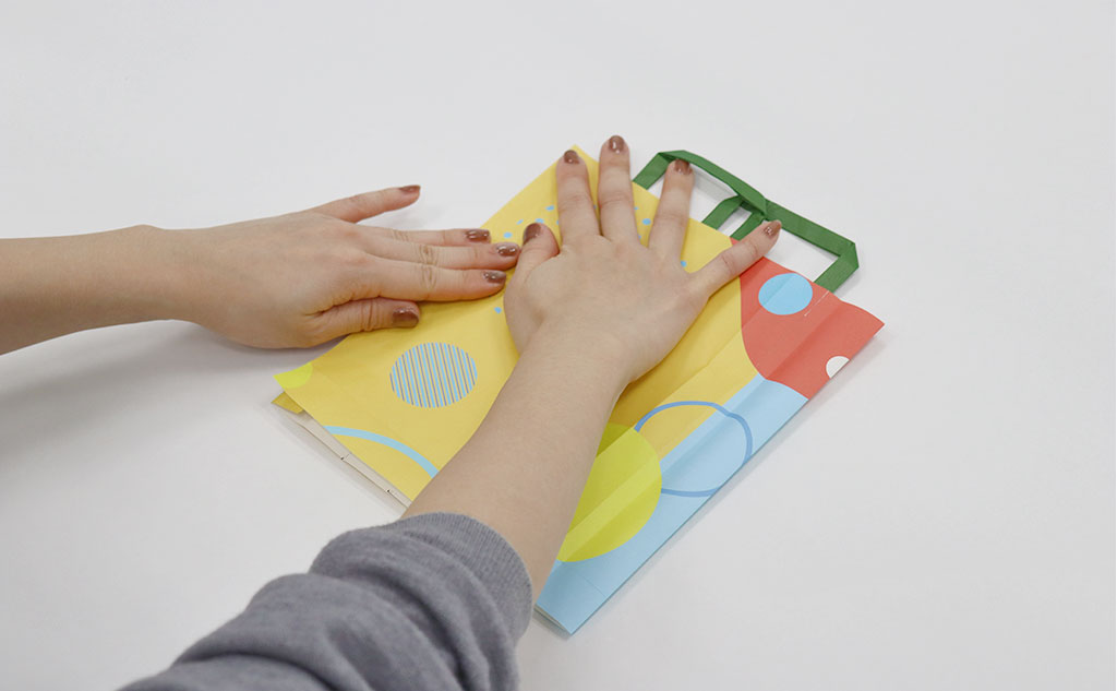 ミニ紙袋を筒状に貼り合わせる｜紙袋リメイク