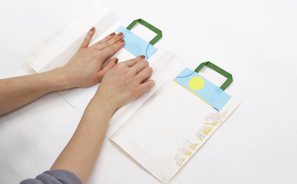 ミニ紙袋の持ち手を貼る｜紙袋リメイク