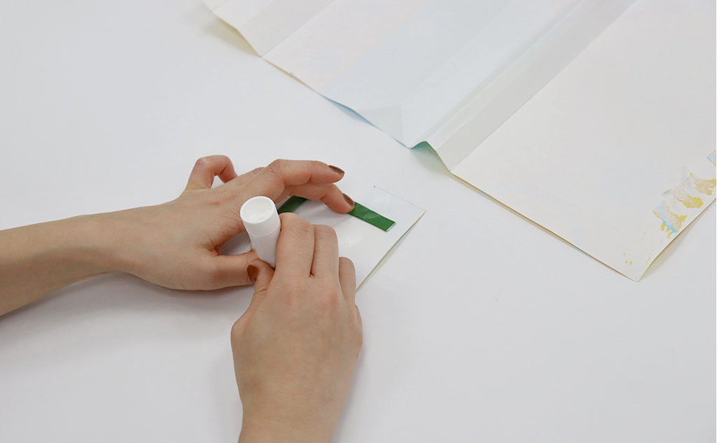 ミニ紙袋の持ち手を貼る｜紙袋リメイク