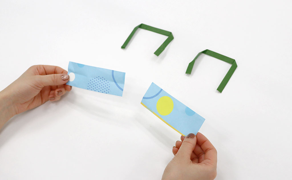 ミニ紙袋の持ち手を貼る紙｜紙袋リメイク