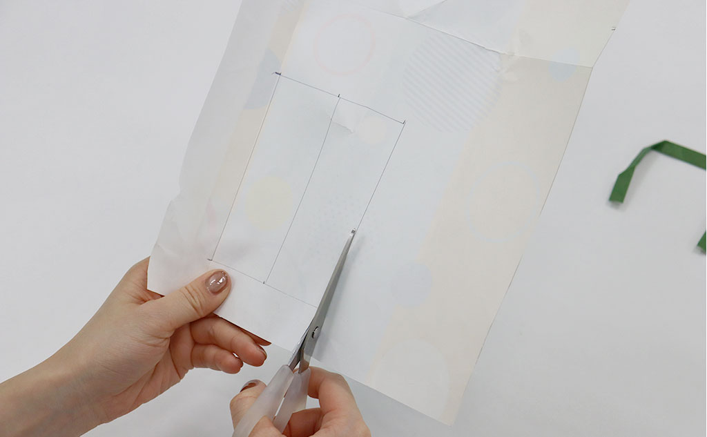 ミニ紙袋の持ち手を貼る紙をかはさみで切る様子｜紙袋リメイク