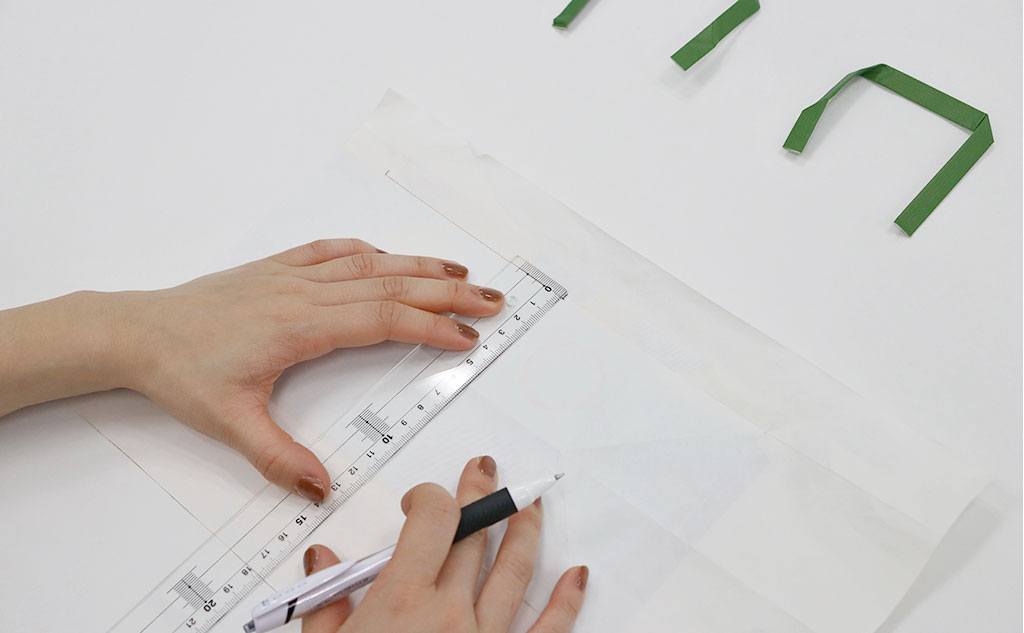 ミニ紙袋の持ち手の紙を定規で測る様子｜紙袋リメイク