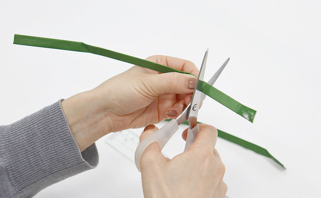 紙袋の持ち手をはさみで切る｜紙袋リメイク