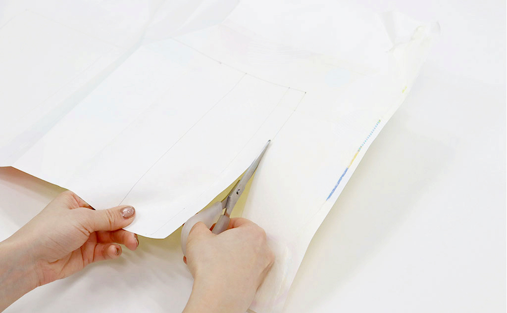 紙袋をはさみで切る｜紙袋リメイク