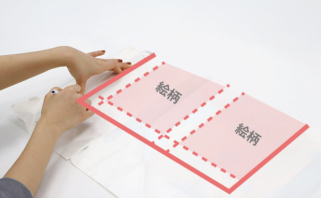 紙袋の絵柄のガイド線に沿って定規で印をつける｜紙袋リメイク