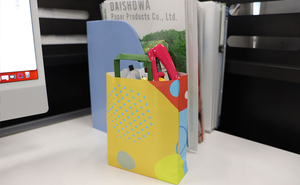 ミニ紙袋に文房具を入れて小物入れに｜紙袋リメイク