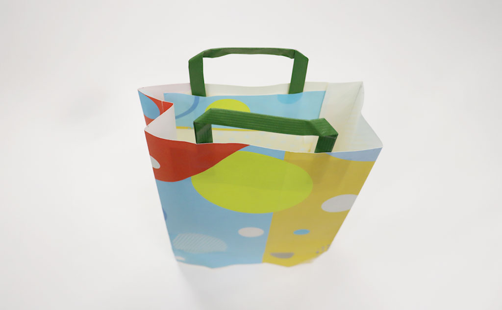 ミニ紙袋を貼り合わせて筒状にした様子｜紙袋リメイク