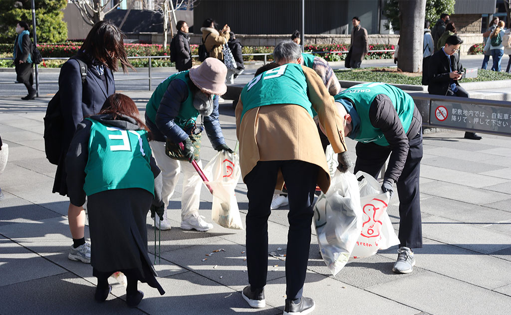グリーンバード日本橋チームがごみを拾っている様子