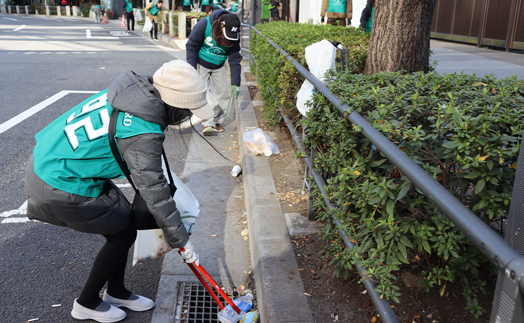 グリーンバード日本橋チームがごみを拾っている様子