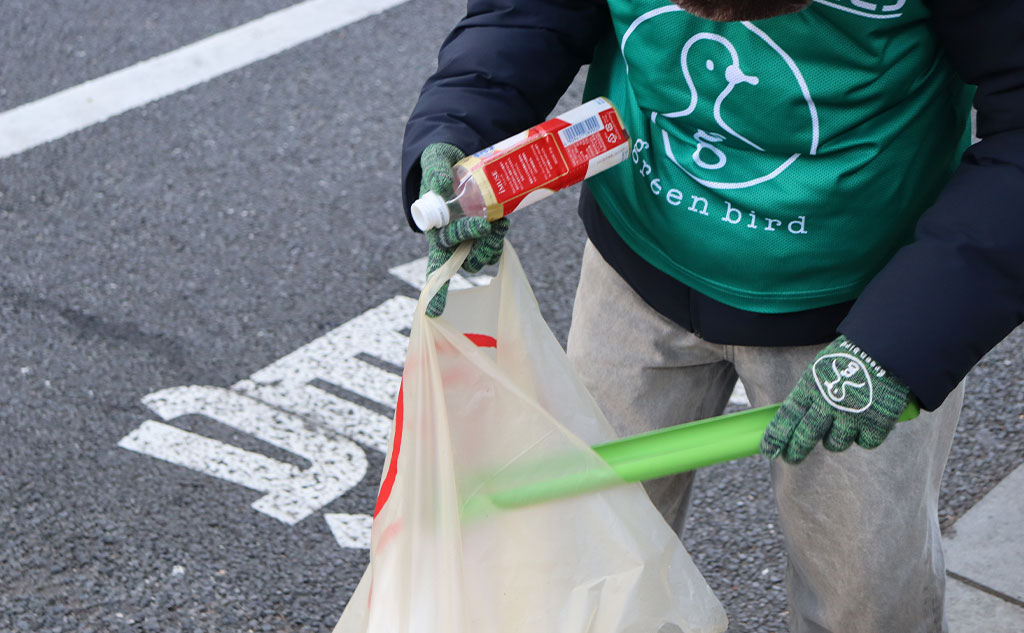 グリーンバード日本橋チームがごみを拾っている様子