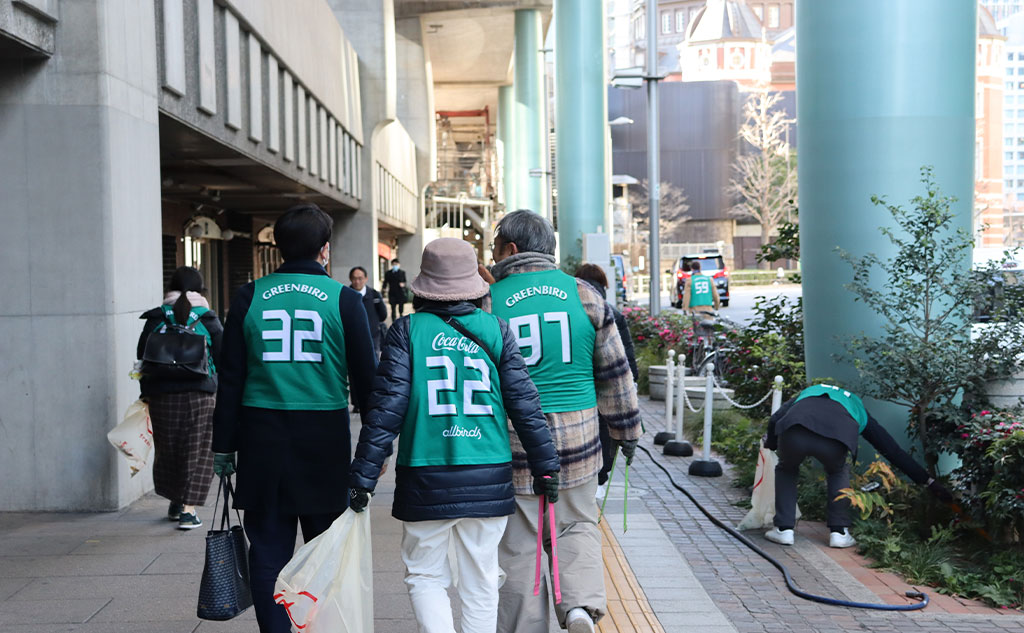 グリーンバード日本橋チームがごみを拾っている様子