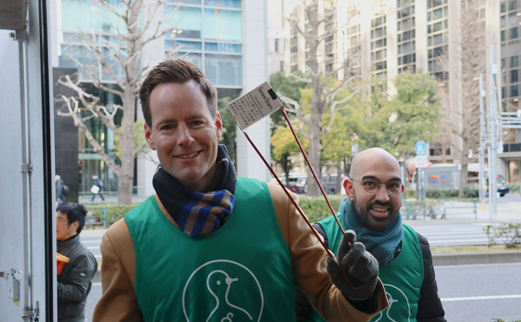 グリーンバード日本橋チームがごみを拾っている様子