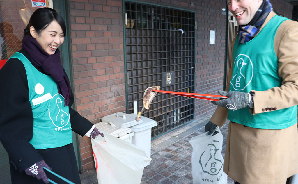 グリーンバード日本橋チームがごみを拾っている様子