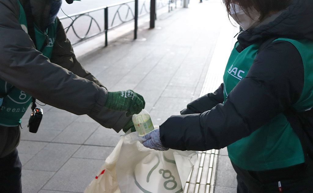 グリーンバード日本橋チームがごみを拾っている様子