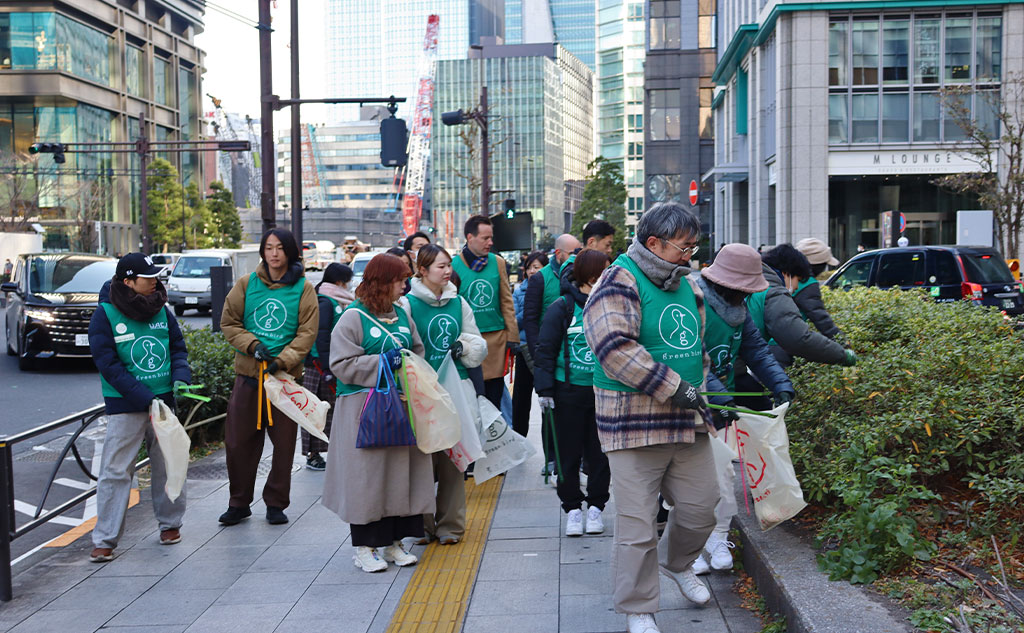 グリーンバード日本橋チームがごみを拾っている様子