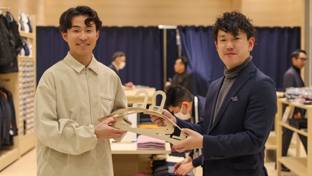 株式会社コナカ 国内スーツメーカー初となる100％紙製ハンガーを採用ーエステックがFSC(R)認証紙で国内製造