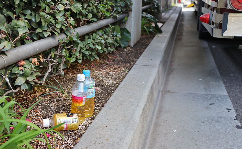 道路の傍に落ちているゴミ
