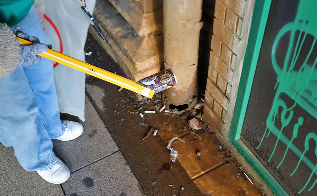 道路の傍に落ちているゴミ