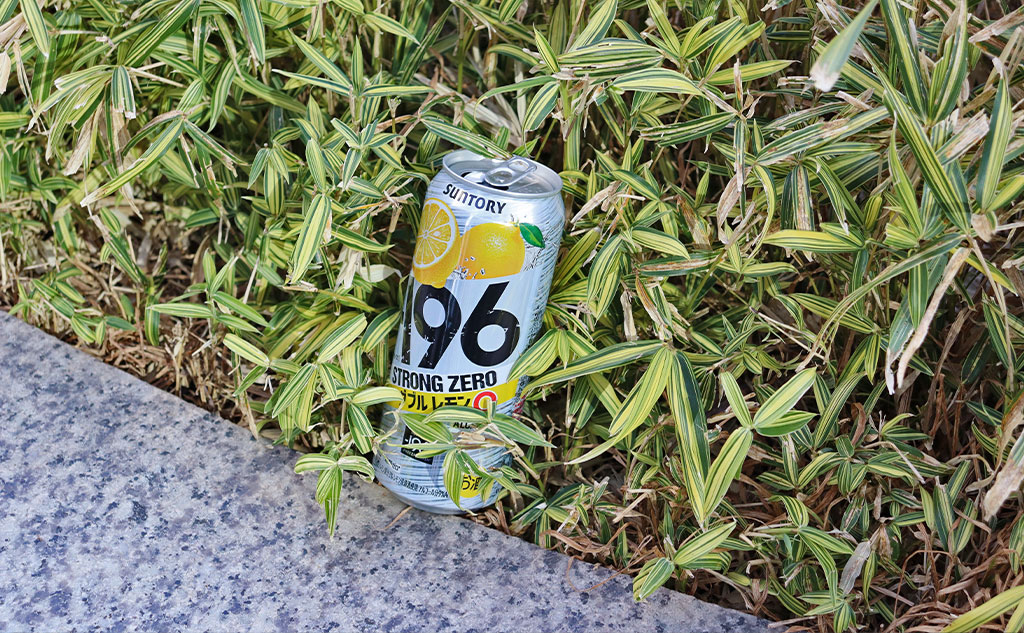 道路の傍に落ちているゴミ