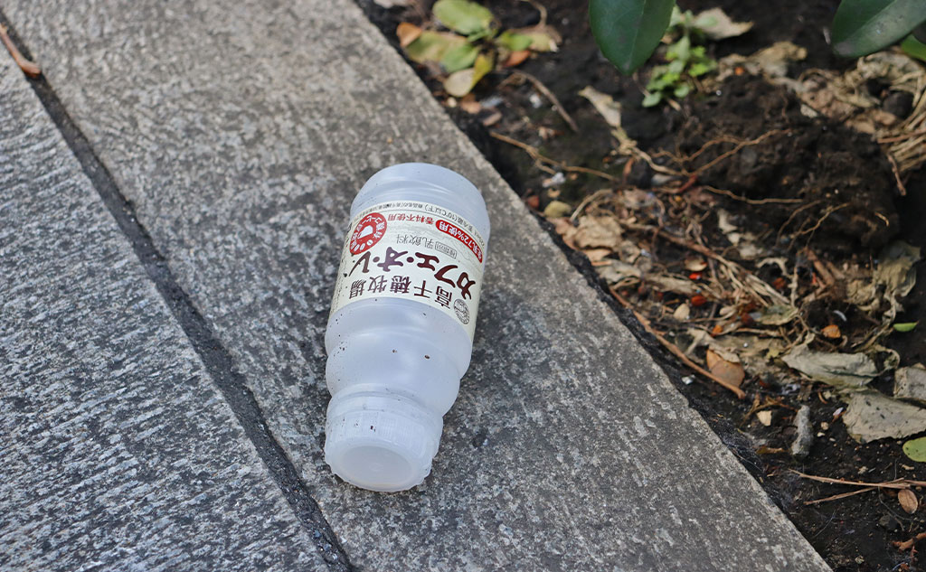 道路の傍に落ちているゴミ