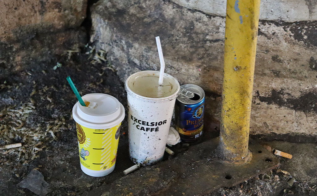 道路の傍に落ちているゴミ