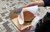 キッチンカーで提供されるフードを入れる容器