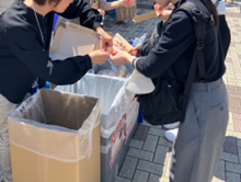 容器の解体の仕方を社員が観客にレクチャー