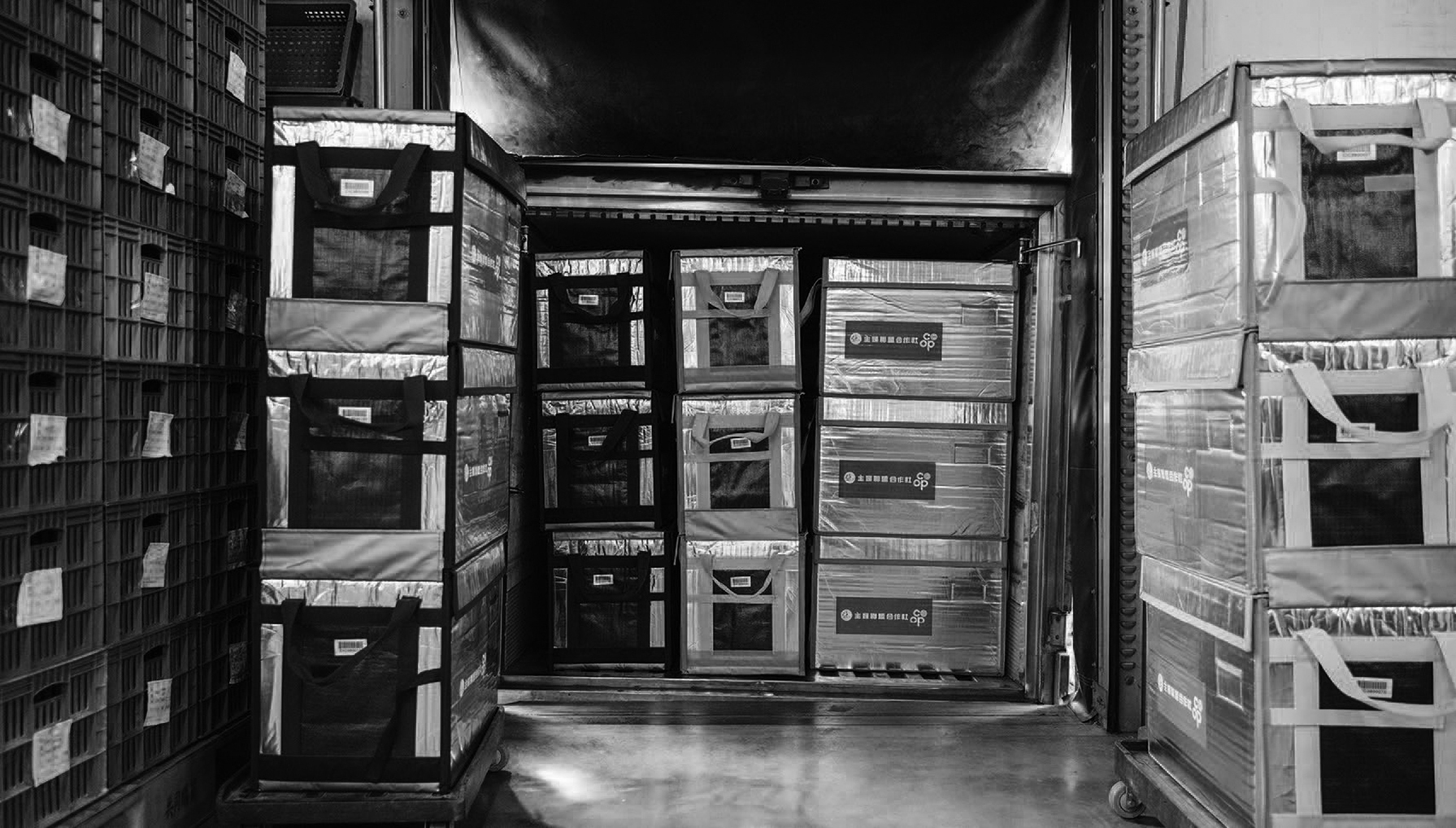 室内空調に頼らず保冷箱で頼ることで、青果や冷凍品の低炭素配送を実現している。