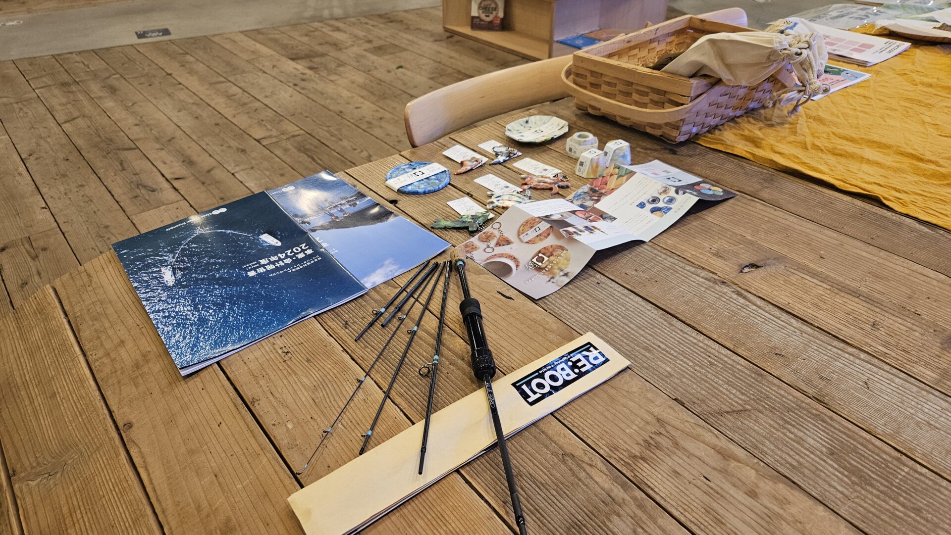 展示物:年次報告書、プラスチック・釣竿のアップサイクル製品