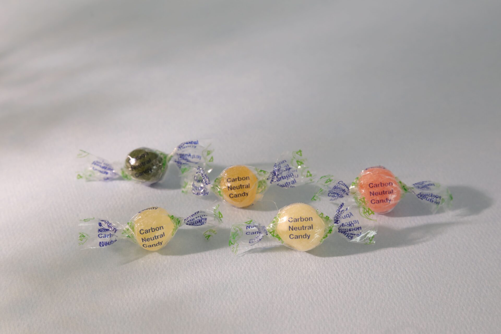 パイン、いちご、塩、のど飴、抹茶の、5つのフレーバーを展開