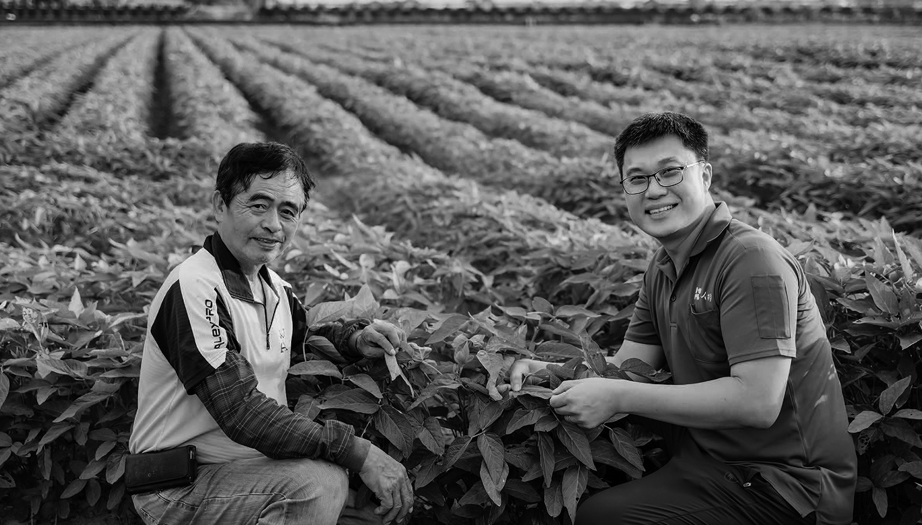 大人物合作社の総経理・陳建瑋(右)、大肚区雑穀産銷班第二班の班長・蔡添財(左)。農家と共に、台湾産大豆の低炭素イノベーションに取り組んでいる