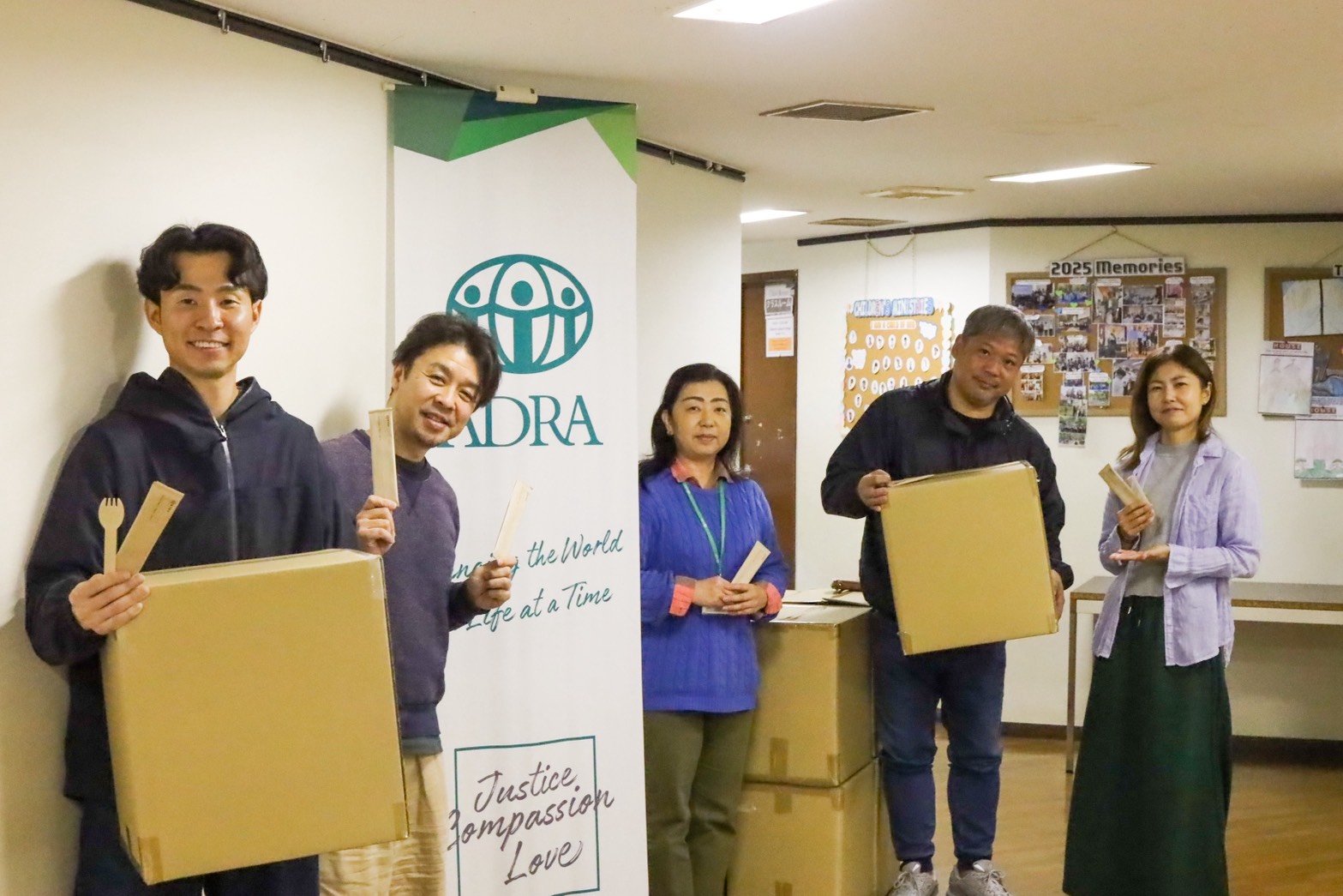 紙製品の売り上げの一部を国内外で被災地支援に取り組む支援団体へ寄付をしております。